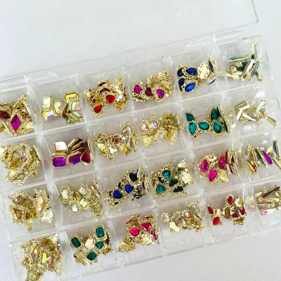 Kit de Joyería de Lujo para Uñas - Cristales y Dijes Dorados (24 Estilos)